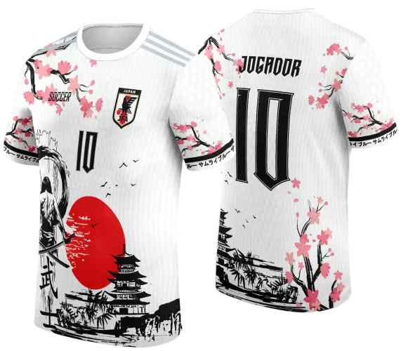 Camisa branca com estampa de samurai de costas segurando katana, sol vermelho e templo japonês na frente, flores de cerejeira rosas nas mangas e ombros, número 10 preto no centro e texto Jogador nas costas.