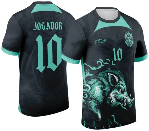 Camisa preta com punhos verdes, frente com grande ilustração de javali verde água, escudo de leão com coroa e texto 'SOCCER' com número 10, costas exibem o texto 'JOGADOR' e número 10, fundo preto com padrão do javali.