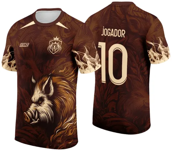 Camisa marrom com rosto de javali em destaque na frente, escudo com javali coroado e texto SOCCER, mangas com chamas bege, costas com nome JOGADOR e número 10 em bege sob fundo com padrão de javalis e folhas.