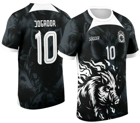Camisa preta e branca com estampa frontal de um javali branco estilizado e o número 10, além do escudo com leão e texto 'SOCCER'. Nas costas, vários javalis em tons de cinza, o nome JOGADOR e o número 10 em destaque.