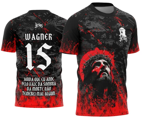 Camisa com fundo preto e cinza, estampa frontal de Jesus Cristo com coroa de espinhos e detalhes em vermelho, costas com nome WAGNER, número 15, e frase bíblica em fonte gótica, detalhes vermelhos simulando fogo na barra e mangas.
