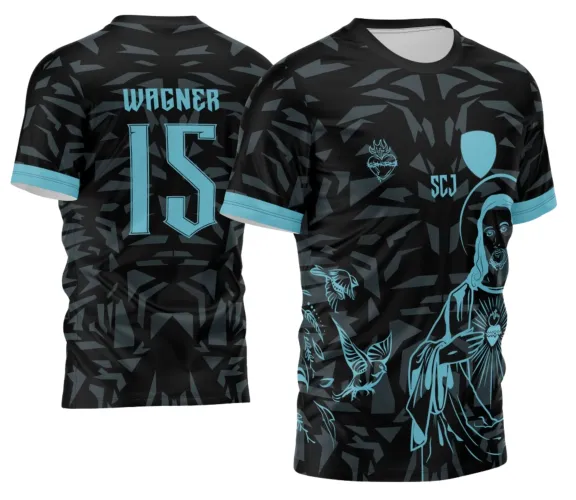 Camisa preta com grafismo azul claro, apresenta na frente Jesus com halo e coração radiante, texto SCJ e escudo, além de pássaros; atrás nome WAGNER e número 15 em azul claro, mangas com detalhes azuis.