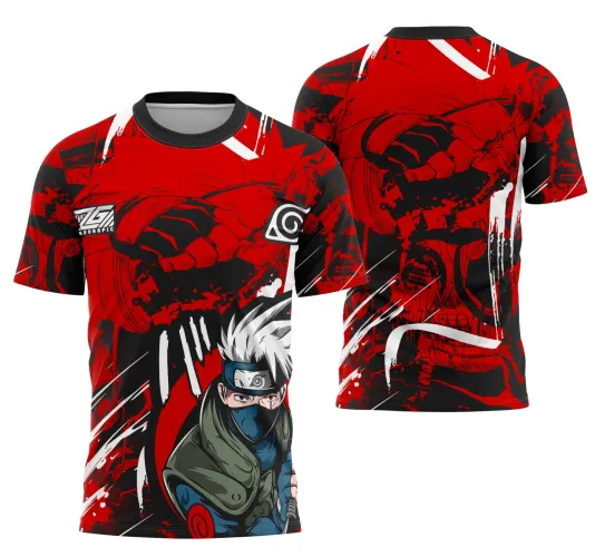 Camisa com a figura do personagem Kakashi na parte frontal em tons de verde, azul e branco, fundo destacado em vermelho e preto com traços brancos; costas apresentam um punho cerrado em vermelho e preto com detalhes abstratos e efeitos visuais.