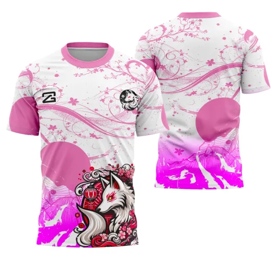 Camisa branca com gola rosa, estampa frontal de raposa kitsune branca com flores rosa e lanternas vermelhas, fundo com galhos floridos e ondas rosadas. Costas em branco com degradê rosa vibrante, galhos floridos e círculo rosa no meio.