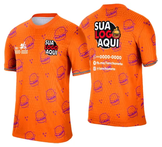Camisa com logo no peito que traz um design moderno com estampa grande nas costas retratando elementos de lanche e hamburgueria em estilo artesanal e vibrante