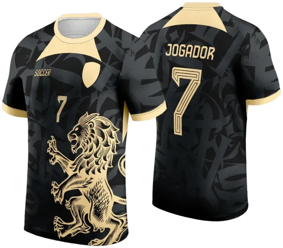 Camisa preta com grande leão dourado na frente, número 7 e texto SOCCER em dourado. Nas costas, o número 7 e a palavra JOGADOR em dourado. Gola e mangas também em dourado claro.