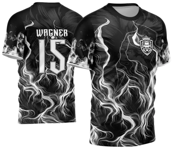 Camisa preta com chamas brancas estilizadas na frente e costas, escudo com leão branco no peito e nas costas nome WAGNER com número 15 em branco destacado