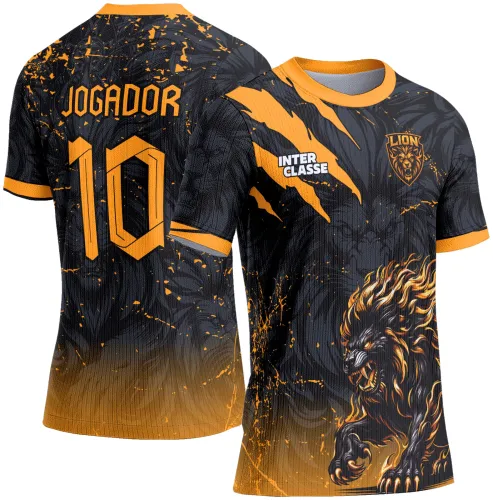 Camisa preta com detalhes em laranja, apresenta leão feroz na frente com fundo degradê laranja, texto INTER CLASSE e escudo LION no peito. Nas costas, nome JOGADOR e número 10 em laranja sobre fundo preto com detalhes gráficos.