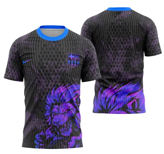 Camisa preta com efeito de listras cinza e detalhes roxos. Na frente, leão feroz em tons de roxo e azul na parte inferior, escudo azul e roxo no peito esquerdo, logo Nike azul no direito e gola azul. Nas costas, padrão com efeitos roxos e a juba do leão na parte inferior.