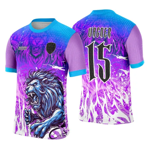 Camisa com leão azul em pose agressiva na frente sobre fundo roxo e azul, mangas roxas com bordas azuis, costas com nome VICTER e número 15 em estilo gótico preto e branco.
