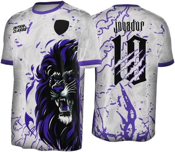 Camisa branca com detalhes em roxo e estampa frontal de leão feroz em preto e roxo, costas com número 10 preto riscado por marcas de garras roxas e texto 'jogador' acima.