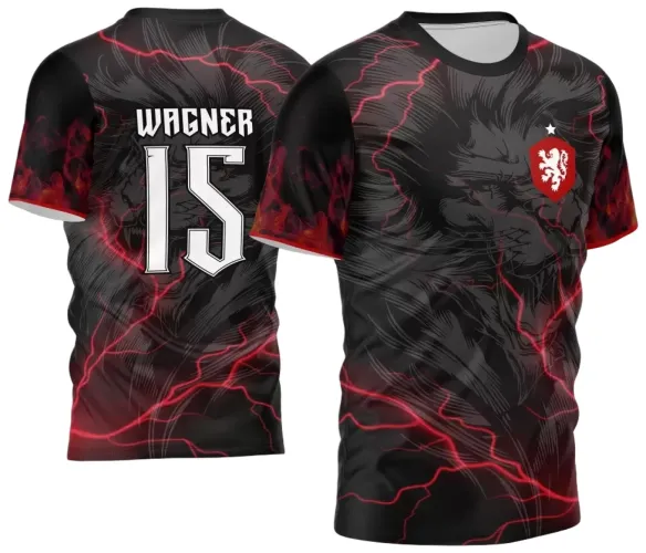 Camisa com estampa frontal de leão cinza feroz e escudo vermelho com estrela, detalhes em raios vermelhos sobre fundo preto com degradê. Nas costas, nome WAGNER e número 15 em branco com fonte gótica grande.