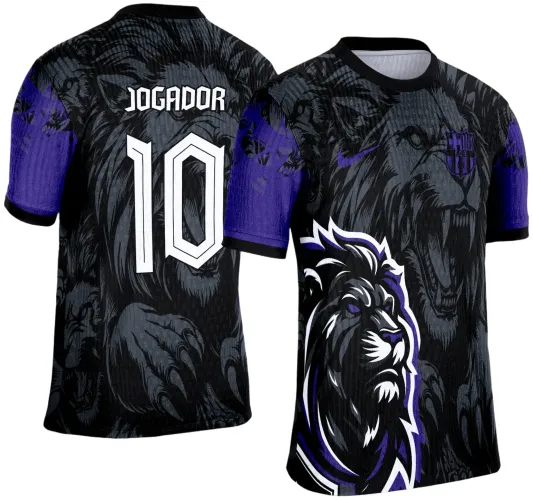 Camisa preta com detalhes em roxo e cinza mostrando um leão imponente na frente e nas costas, o texto JOGADOR e o número 10 em branco nas costas, mangas roxas e escudo roxo no peito direito.