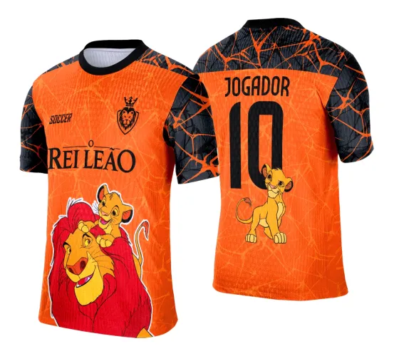 Camisa laranja com mangas pretas e padrão rachado, leão vermelho com filhote amarelo na frente, texto O REI LEÃO e SOCCER, costas com número 10 e nome JOGADOR, filhote amarelo na parte inferior.