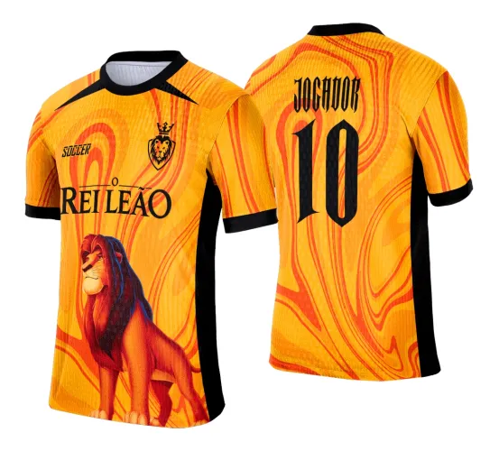 Camisa laranja com fundo marmorizado em tons quentes, leão estampado na frente e texto 'O REI LEÃO', costas com nome JOGADOR e número 10 em preto, detalhes em preto na gola, mangas e laterais.