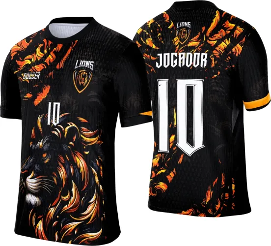 Camisa preta com estampa vibrante de leão negro em chamas laranja e dourado na frente, número 10 branco centralizado. Nas costas o nome JOGADOR e número 10 em branco, fundo preto com detalhes de chamas.
