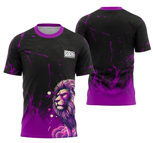 Camisa preta com gola roxa, frente com estampa de leão detalhado em tons de roxo e lilás, fundo preto com chamas roxas; costas na mesma base preta com efeito degradê roxo e manchas roxas espalhadas, estilo flamejante e moderno.