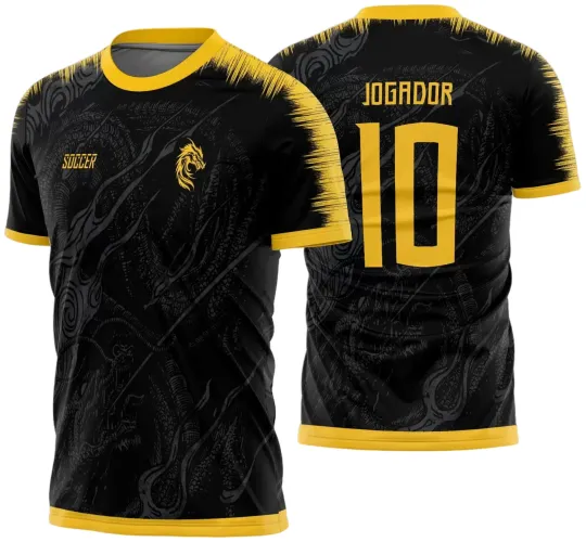 Camisa preta com bordas amarelas na gola, mangas e barra. Frente com leão amarelo e texto SOCCER. Costas exibem número 10 e texto JOGADOR em amarelo, com padrão escuro ao fundo.