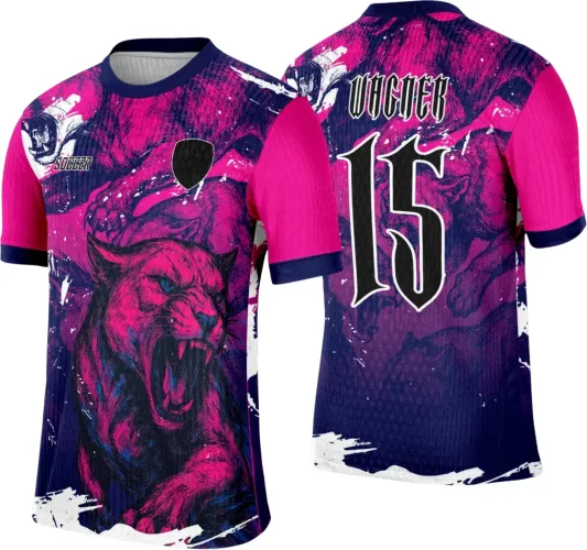 Camisa com estampa de leão rosa agressivo na frente em fundo roxo com detalhes brancos, mangas rosa com punhos azul escuro, costas com grande número 15 branco contornado em preto e texto 'WACIER' no topo, tema vibrante e impactante.