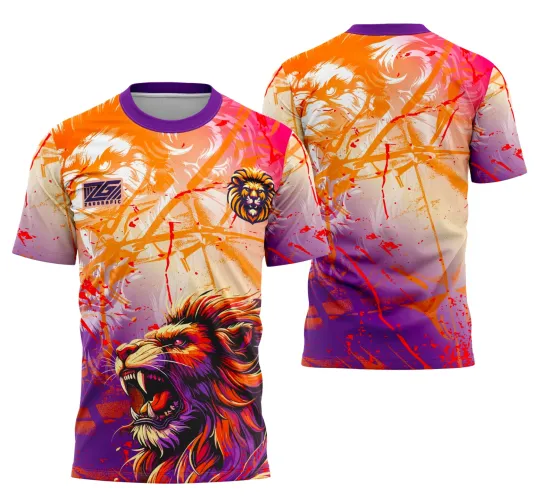 Camisa com design vibrante de leão rugindo em tons de laranja, roxo e branco na parte da frente, com logo e escudo com leão; costas apresentam degradês em roxo e laranja com manchas vermelhas e imagem sutil de leão.