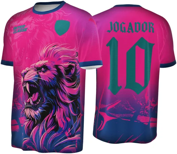 Camisa rosa e azul com desenho de um leão rugindo grande na frente e degradê nas costas com o texto JOGADOR e número 10 em verde escuro.