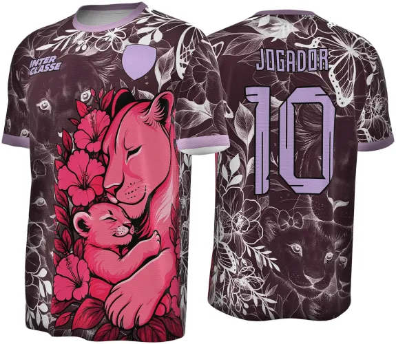 Camisa com frente vinho e rosa mostrando leoa abraçando filhote entre flores, texto INTER CLASSE e escudo lilás, costas vinho com estampa floral branca, grande número 10 lilás e nome JOGADOR.