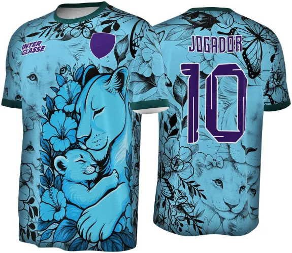 Camisa azul clara com estampa frontal de leoa e filhote abraçados, flores azuis e folhas pretas, escudo roxo e texto INTER CLASSE. Costas exibem filhotes desenhados em preto e branco com texto JOGADOR e número 10 em roxo, decorada com borboletas e flores.