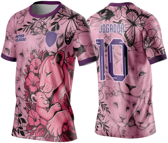 Camisa rosa com estampa frontal de leoa abraçando filhote cercada por flores, com texto INTER CLASSE e escudo roxo; nas costas, leoa, filhotes, flores e borboletas, com número 10 e texto JOGADOR em azul.
