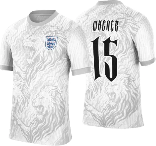 Camisa branca com desenho de leões em cinza claro na frente e costas, escudo da Inglaterra colorido no peito, costas com nome WAGNER e número 15 em preto gótico, gola e punhos cinza.