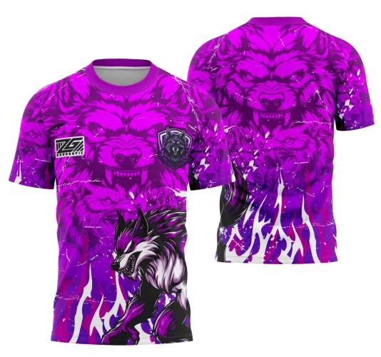 Camisa roxa vibrante com lobisomem em pose feroz na frente, chamas brancas na parte inferior e escudo com cabeça de lobo no peito; nas costas, rosto grande de lobisomem roxo com olhar intenso e expressão agressiva.