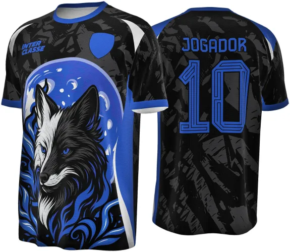 Camisa preta com detalhes em azul e branco, frente com ilustração de lobo em azul e branco diante da lua azul, costas com nome JOGADOR e número 10 em azul, fundo com grafismos cinzas e detalhes nas mangas azul e branco.