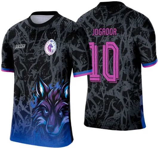 Camisa preta com padrão cinza e figura de lobo roxo e azul na frente, escudo circular com lobo azul e roxo no peito esquerdo, texto SOCCER no peito direito, nas costas nome JOGADOR e número 10 em roxo, detalhes em azul e roxo nas mangas.