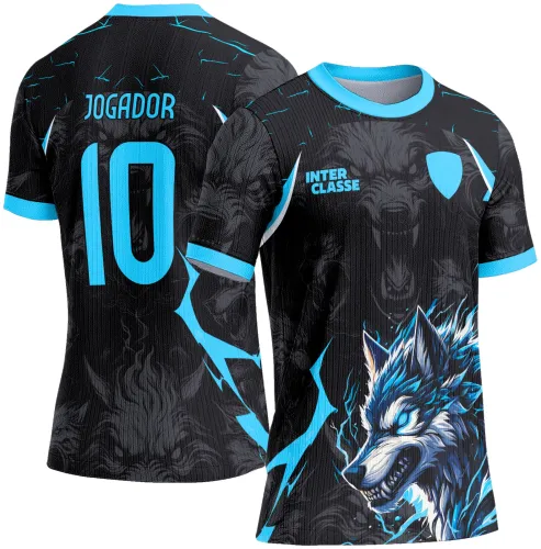 Camisa preta com gola e detalhes em azul claro. Na frente, um lobo azul com expressão feroz, textos INTER CLASSE e escudo azul. Nas costas, número 10 e texto JOGADOR em azul claro, com fundo de lobos sombreados.