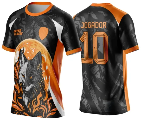 Camisa com arte de lobo cinza e preto em frente com olhos laranja e lua cheia ao fundo, detalhes em laranja, branco e preto; costas pretas com textos 'JOGADOR 10' em laranja e mangas com laranja nas partes superiores.