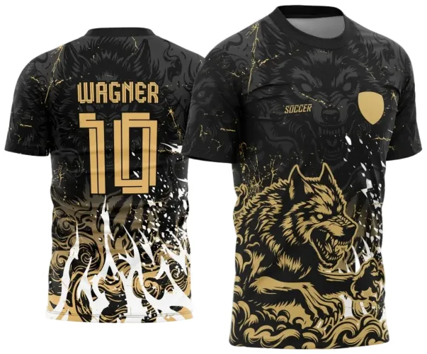 Camisa preta com lobo dourado em pose agressiva na frente, escudo dourado e texto SOCER. Nas costas, o nome WAGNER e o número 19 em dourado sobre imagem do lobo negro, com chamas douradas e brancas na base.
