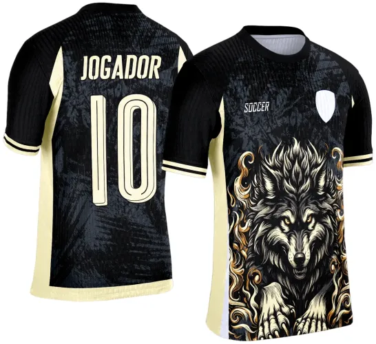Camisa preta com figura frontal de lobo em destaque com chamas douradas e detalhes bege laterais. Costas exibem nome JOGADOR e número 10 em bege sobre fundo preto. Mangas com listras bege e escudo branco frontal.