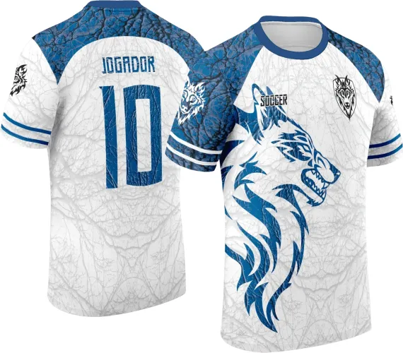 Camisa branca com gola e ombros azuis, frente com grande lobo azul estilizado, escudo com lobo preto e texto 'SOCCER'. Costas com nome JOGADOR, número 10 azul e detalhes marmorizados.