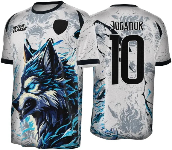 Camisa branca com estampa frontal de lobo feroz em tons azul e preto, raios azuis circulando. Nas costas, número 10 e nome JOGADOR em preto sobre fundo com contornos de lobo em cinza claro.