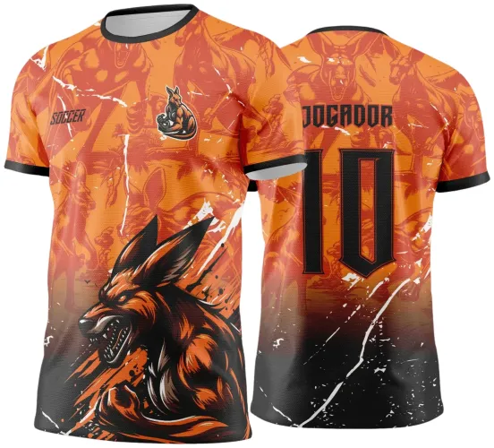 Camisa laranja com degradê preto e lobo feroz agressivo na frente, com logo pequeno ao centro e texto 'SOCCER'. Nas costas, o texto 'JOGADOR' e o número 10 em preto e laranja, com fundo ilustrado de lobos e detalhes brancos.