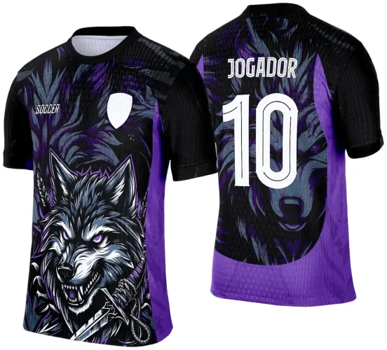 Camisa preta e roxa com figura frontal de um lobo feroz segurando espada, escudo branco e texto SOCCER na frente, costas mostram rosto de lobo em tons roxos com nome JOGADOR e número 10 em branco.