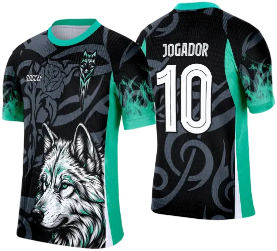 Camisa preta com detalhes verdes e grafismos em cinza. Frente com lobo branco grande e mascote verde preto no peito, escrita 'SOCCER'. Costas com número 10 e nome 'JOGADOR' em branco.