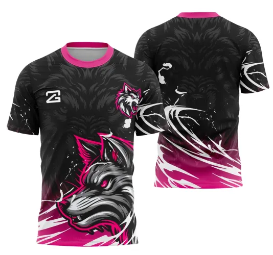 Camisa preta com gola rosa, estampa principal de lobo cinza com contorno rosa na frente e lobo maior em tom escuro nas costas, detalhes em branco e rosa se espalham pela camisa em efeito degradê. Logo branco 2G no peito.