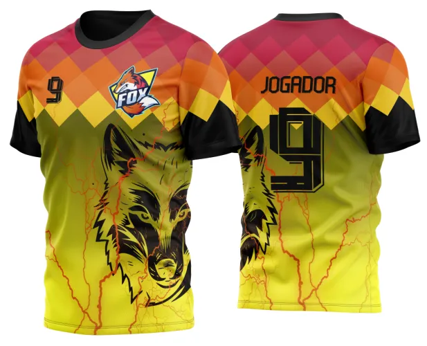 Camisa com degradê geométrico vermelho, laranja e amarelo em losangos, rosto de lobo em traço preto com eletricidade laranja na frente, número 9 e escudo FOX. Nas costas, texto JOGADOR com número 9 estilizado em preto e detalhes elétricos.
