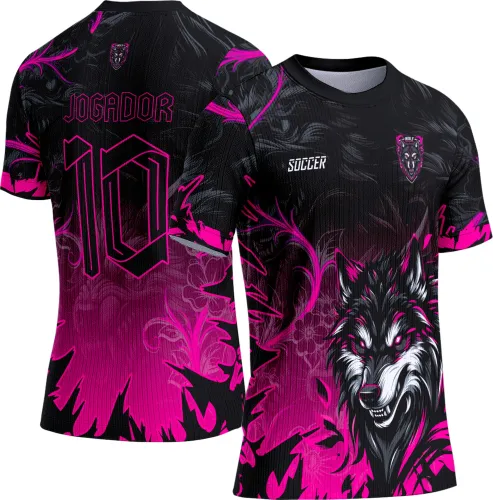 Camisa preta com degradê rosa, frente ilustrada com lobo feroz em preto, branco e rosa, texto 'SOCCER' e escudo 'WOLF'; costas com nome 'JOGADOR' e número '10' em rosa vibrante.