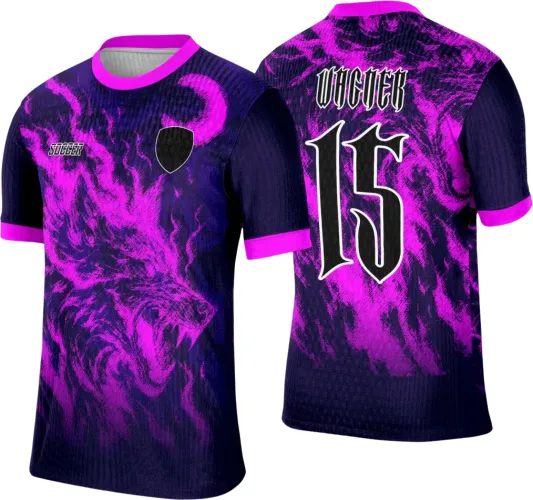 Camisa com base roxa escura, estampa frontal de lobo rugindo em rosa choque, escudo preto à esquerda e texto SOCCER branco. Nas costas, nome WICKER em fonte gótica branca e número 15 grande em branco com contorno preto, gola e punhos em rosa vibrante.