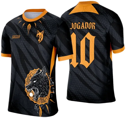 Camisa preta com gola e punhos laranja, lobo preto rugindo dentro de círculo laranja na frente, texto 'SOCCER' e logo de lobo acima; costas mostram número 10 e nome JOGADOR em laranja com detalhe triangular no topo.