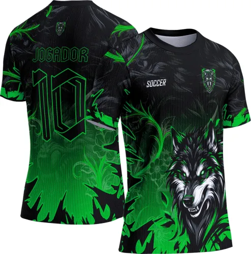 Camisa preta e verde com lobo frontal estilizado em preto, branco e verde, texto SOCCER no peito, escudo WOLF no peito esquerdo; costas exibem texto JOGADOR e número 10 em verde geométrico sobre fundo com detalhes florais e degradê.