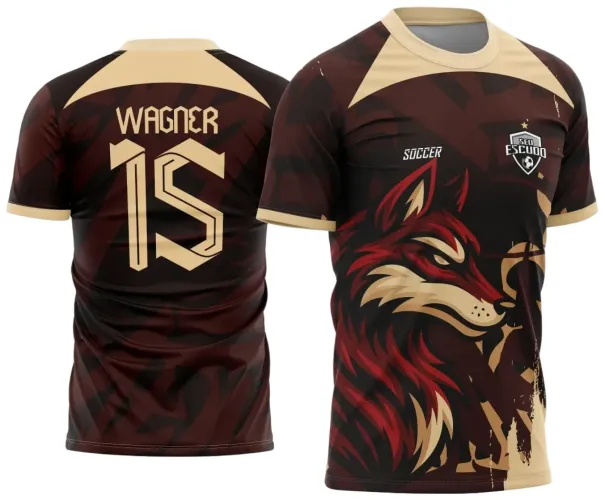 Camisa com arte frontal de lobo vermelho escuro e bege, escudo com 'SEU ESCUDO' e texto 'SOCCER' no peito, gola e mangas bege. Nas costas nome 'WAGNER' e número '15' em bege com fundo degradê em vermelho escuro e preto.