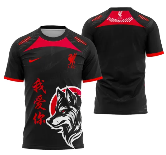 Camisa preta com detalhes vermelhos, frente com grande lobo estilizado branco e vermelho e caracteres chineses vermelhos, costas com logo vermelho do Liverpool e detalhes vermelho no ombro