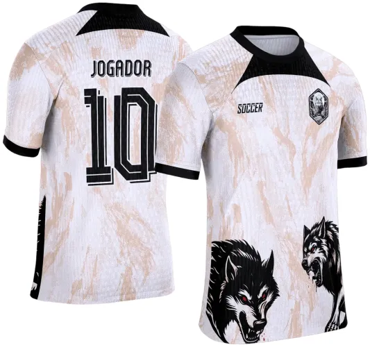 Camisa branca com padrão bege claro, gola e punhos pretos, duas cabeças de lobos pretos com olhos vermelhos na frente, escudo preto com lobo no peito esquerdo, texto SOCCER no peito direito, costas com número 10 e texto JOGADOR em preto.